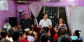 Renán Sánchez lleva diálogo directo a vecinos de la colonia 10 de Abril en Cozumel
