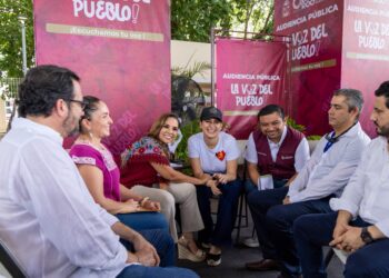 Mara Lezama y Estefanía Mercado atienden a familias en audiencia pública en Villas del Sol
