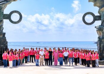 Entregan 100 chalecos a jóvenes de CAPTA para reforzar atención turística en Playa del Carmen