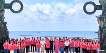 Entregan 100 chalecos a jóvenes de CAPTA para reforzar atención turística en Playa del Carmen