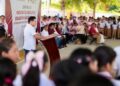 Renán Sánchez acompaña a estudiantes de Cozumel en el inicio del ciclo escolar 2026–2027