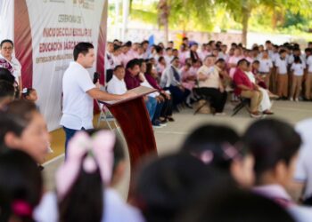 Renán Sánchez acompaña a estudiantes de Cozumel en el inicio del ciclo escolar 2026–2027