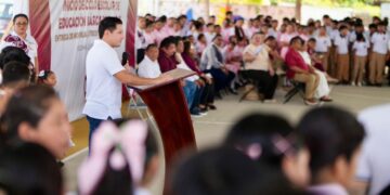 Renán Sánchez acompaña a estudiantes de Cozumel en el inicio del ciclo escolar 2026–2027