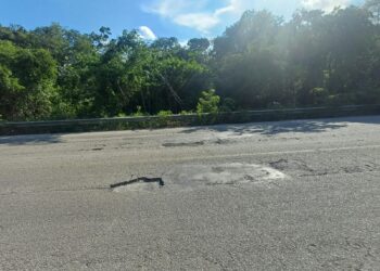 Conductores exigen bacheo urgente en la carretera Tulum-Cobá