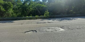 Conductores exigen bacheo urgente en la carretera Tulum-Cobá