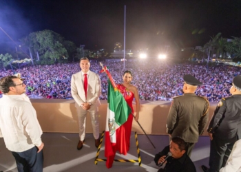 Estefanía Mercado encabeza Grito de Independencia ante más de 35 mil personas en Playa del Carmen