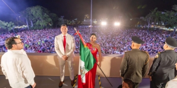 Estefanía Mercado encabeza Grito de Independencia ante más de 35 mil personas en Playa del Carmen
