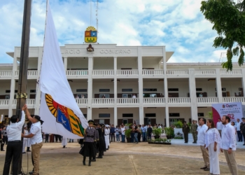 Mara Lezama encabeza izamiento de bandera por el 52 aniversario de Quintana Roo