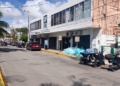 Caos en el IMSS de Chetumal: recortan horarios, amontonan expedientes y dejan a derechohabientes esperando bajo el sol