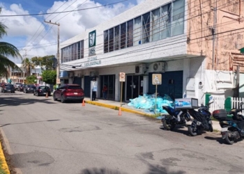 Caos en el IMSS de Chetumal: recortan horarios, amontonan expedientes y dejan a derechohabientes esperando bajo el sol
